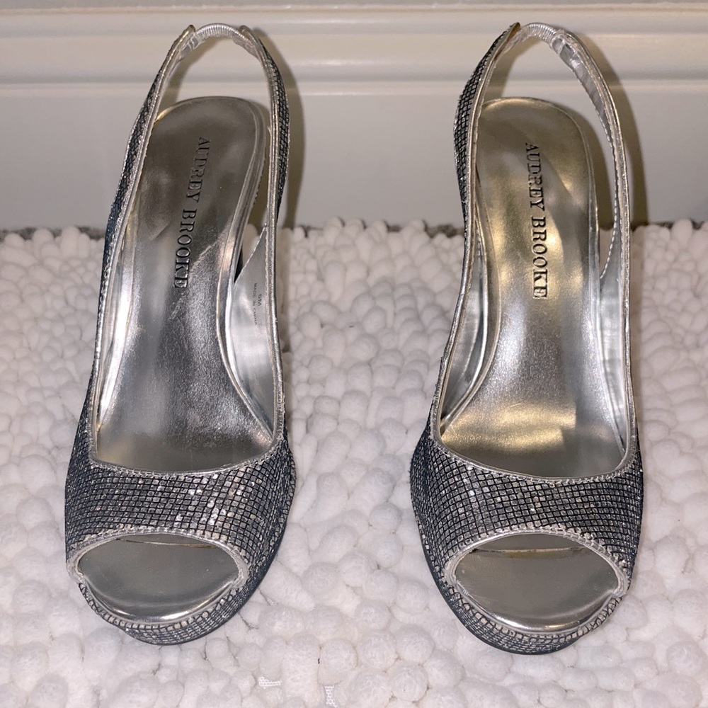 Audrey Brooke Gently used Silver metallic platform dressy/formal heels size 6